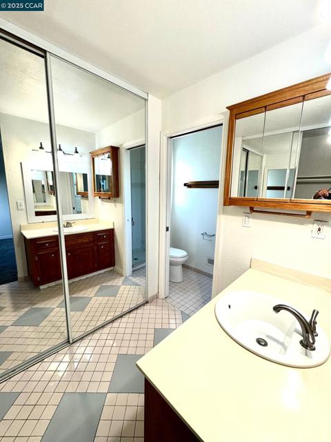 2139 Chestnut Dr, Pittsburg CA: https://media.crmls.org/mediaz/a1a64494-2684-4321-a7aa-0b084ab343b4.jpg