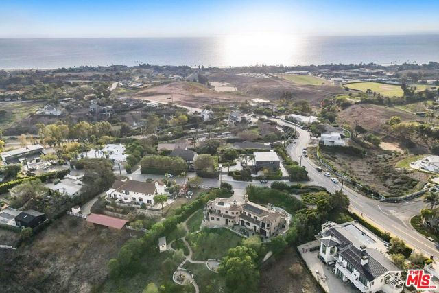 29549 Harvester Road, Malibu CA: https://media.crmls.org/mediaz/a1a69015-a61c-4a3f-bb17-0f8d0779658f.jpg