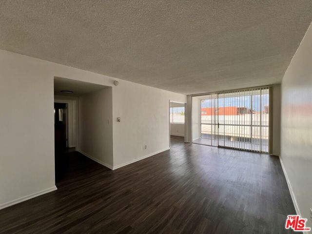 1035 Myrtle Avenue, Inglewood CA: https://media.crmls.org/mediaz/a1a75055-3ded-49fa-a0af-2b9864dce8d9.jpg