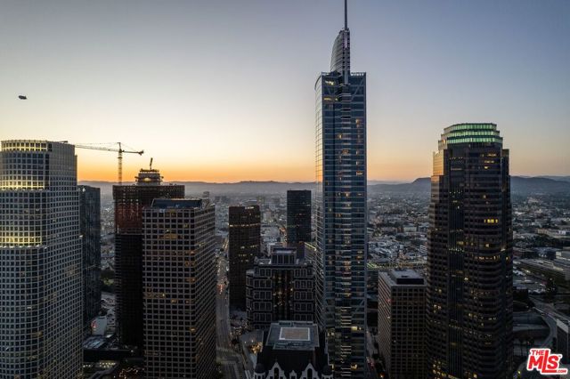 655 S Hope Street, Los Angeles CA: https://media.crmls.org/mediaz/a1a8483c-266a-4acd-8410-f8e906a74391.jpg