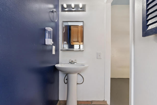 3933 E Calle San Antonio, Palm Springs CA: https://media.crmls.org/mediaz/a1a857ba-34d3-4d82-b3dd-782062859b98.jpg