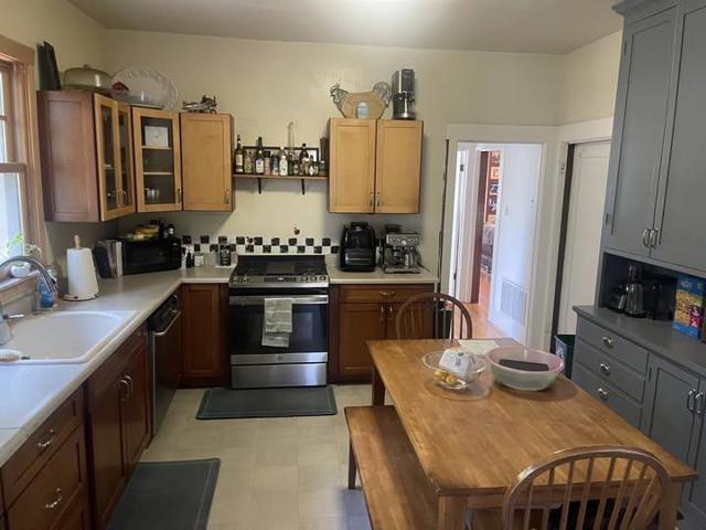 1410 Capuchino Avenue, Burlingame CA: https://media.crmls.org/mediaz/a1a9ad8c-5fe7-4115-81ec-997cc7457f1c.jpg