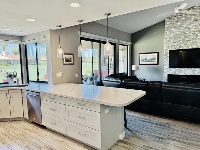 12 La Cerra Circle, Rancho Mirage CA: https://media.crmls.org/mediaz/a1a9e880-17f9-4a3c-b211-60117912e1b9.jpg