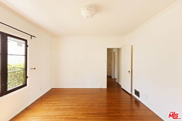 112 N Valley Street, Burbank CA: https://media.crmls.org/mediaz/a1aa9b73-b0a5-4042-97e9-2a6aec260e1d.jpg