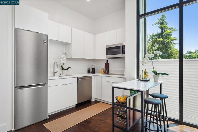 210 Lafayette Circle, Lafayette CA: https://media.crmls.org/mediaz/a1aa9e99-fabe-4792-b4e0-0359a8c1f512.jpg