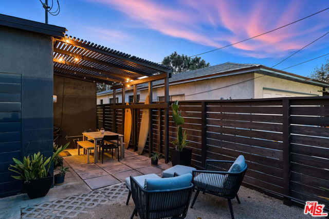 517 Venice Way, Venice CA: https://media.crmls.org/mediaz/a1aae666-0788-43ac-ba3f-030004b28011.jpg