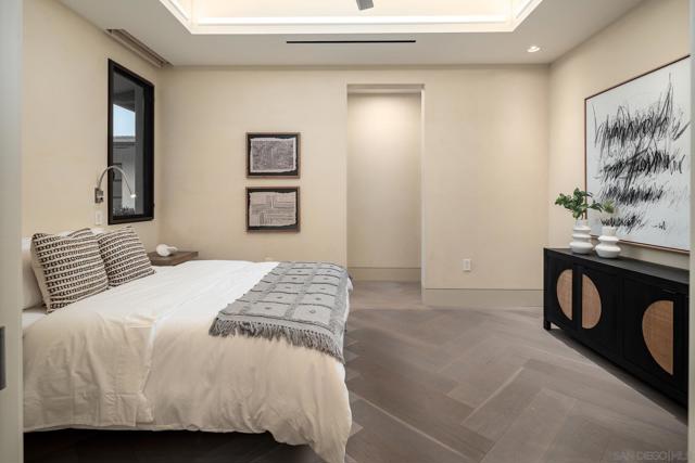 6005 La Jolla Scenic Dr S, La Jolla CA: https://media.crmls.org/mediaz/a1ab10ec-8780-4a53-adc7-00f0829861d1.jpg