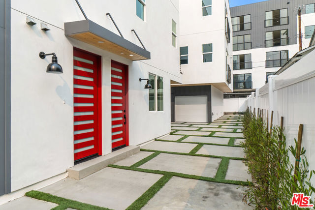 522 N Wilton Place, Los Angeles CA: https://media.crmls.org/mediaz/a1aca589-a1d9-4448-9f74-f3a1751f0672.jpg