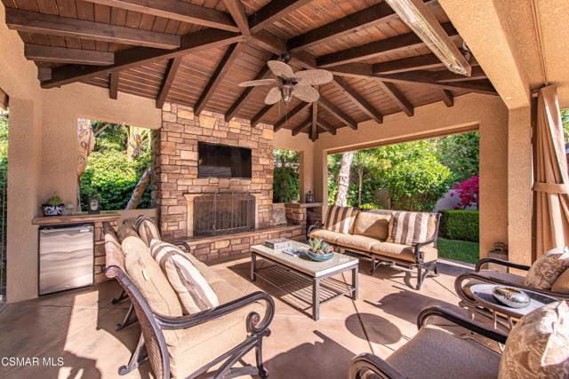 48 Golden Glen Drive, Simi Valley CA: https://media.crmls.org/mediaz/a1ad91c8-c516-4ced-8993-749e09168ee3.jpg