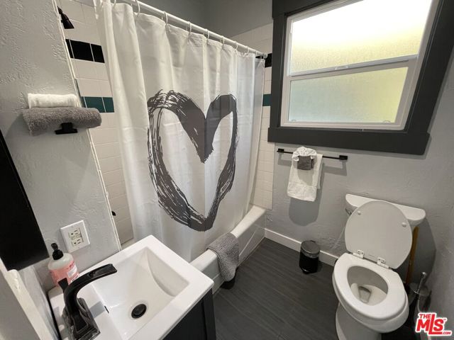 84 N Palm Street, Ventura CA: https://media.crmls.org/mediaz/a1addefd-ad4c-44a8-a2f3-0f58aa6921d8.jpg