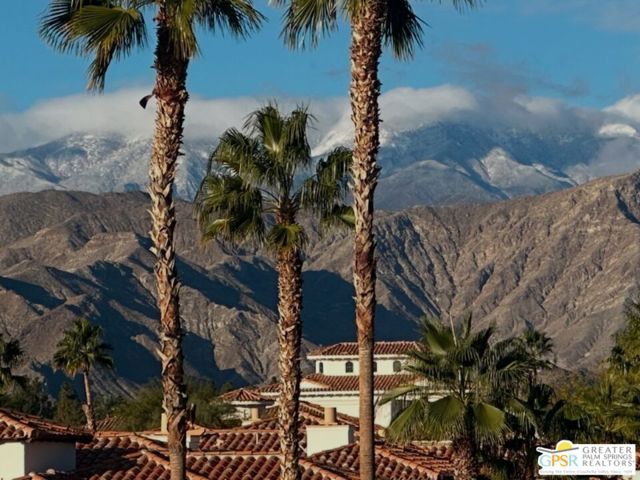 2010 Via San Martino, Palm Desert CA: https://media.crmls.org/mediaz/a1ae0c9e-84fa-46e3-bfeb-1556d24b42d2.jpg