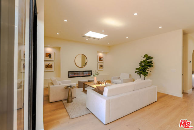 4936 Coolidge Avenue, Culver City CA: https://media.crmls.org/mediaz/a1aef3c6-4847-4da7-af1e-799b6a9fe51b.jpg