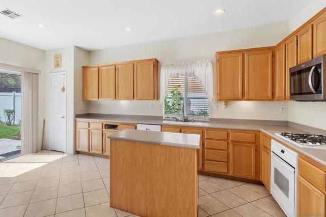 29213 Broken Arrow, Murrieta CA: https://media.crmls.org/mediaz/a1afd8fa-0804-4534-abf5-4149bcd28695.jpg