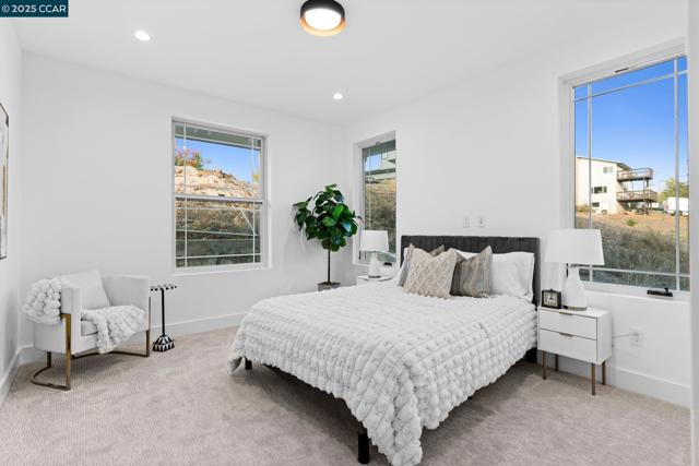 9 Turner Ct, Oakland CA: https://media.crmls.org/mediaz/a1affde9-c7c7-4a5f-b4a0-993b8d93f6f4.jpg