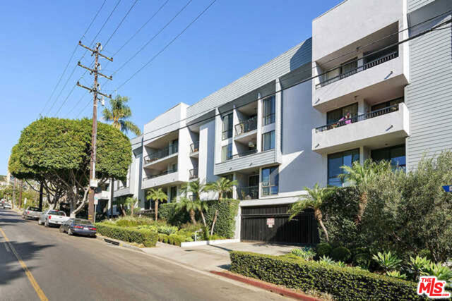 906 N Doheny Drive, West Hollywood CA: https://media.crmls.org/mediaz/a1b0246e-3ba2-43da-98a6-d1482cf71fe7.jpg