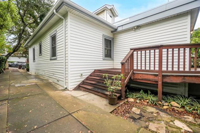 3908 Archmont Pl, Oakland CA: https://media.crmls.org/mediaz/a1b02fd1-1b5a-4d9d-9240-0f84be940eaa.jpg