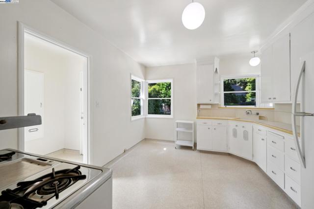 1658 Gouldin Rd, Oakland CA: https://media.crmls.org/mediaz/a1b07dac-e755-489b-9b1b-5970d4d995de.jpg