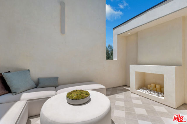 4046 Shadyglade Avenue, Studio City CA: https://media.crmls.org/mediaz/a1b3a62c-defa-419b-82dc-569672cb4c06.jpg