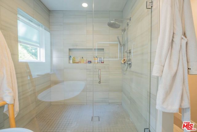 2760 E Glenoaks Boulevard, Glendale CA: https://media.crmls.org/mediaz/a1b4ab54-b6ba-4955-9eb8-df42773012b3.jpg
