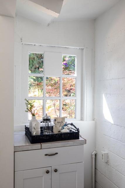 2336 Palo Verde Avenue, East Palo Alto CA: https://media.crmls.org/mediaz/a1b7c760-b75b-4438-a9f0-7077c9524c7a.jpg