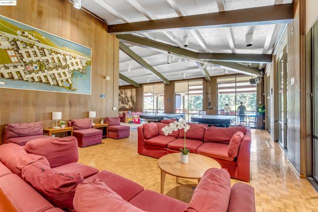 7 Commodore Dr, Emeryville CA: https://media.crmls.org/mediaz/a1b7c8bd-6fe4-4ef3-b951-0fc1a241c403.jpg