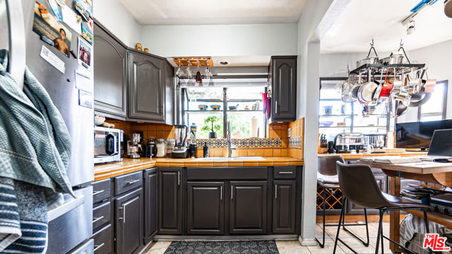 1277 S Orange Drive, Los Angeles CA: https://media.crmls.org/mediaz/a1b7dd06-78e7-4843-87da-63ffa6cb2311.jpg