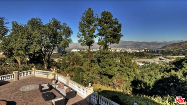 3200 Oakley Drive, Los Angeles CA: https://media.crmls.org/mediaz/a1b8cea5-caee-4675-98db-b3fbca0a4e1e.jpg
