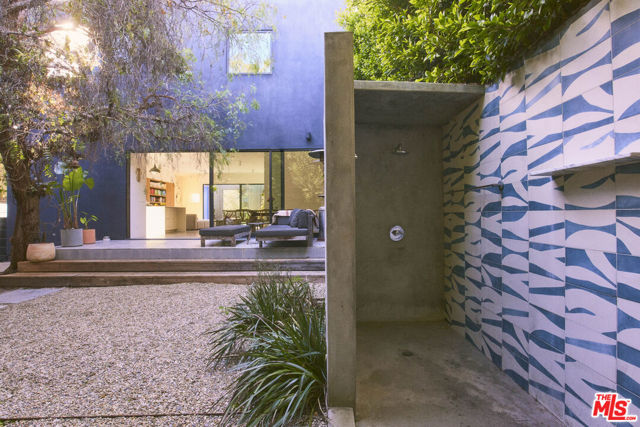 906 Superba Avenue, Venice CA: https://media.crmls.org/mediaz/a1b8f1e7-a883-4749-822a-8dd00db6beb0.jpg