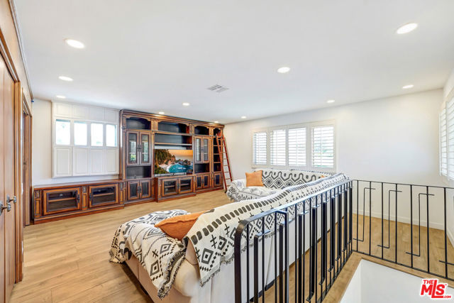 6409 Graves Avenue, Lake Balboa CA: https://media.crmls.org/mediaz/a1b9cc8e-d47a-4c10-b6d2-3a1728933bd0.jpg