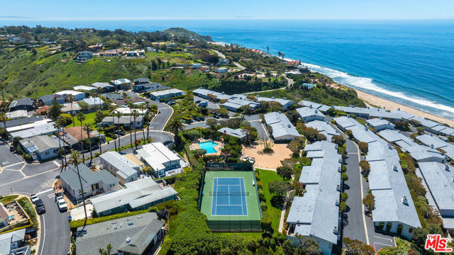 6789 Seawatch Lane, Malibu CA: https://media.crmls.org/mediaz/a1bbfce4-25b7-4368-9ddb-a4b088023a8a.jpg
