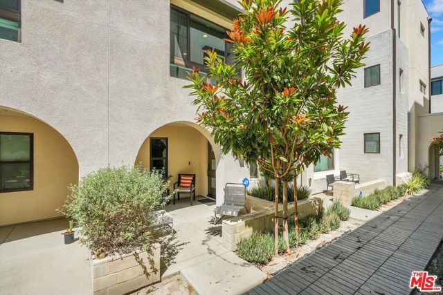 2927 Exposition Place, Los Angeles CA: https://media.crmls.org/mediaz/a1bc186f-9790-48f1-8cab-ac83541505e3.jpg