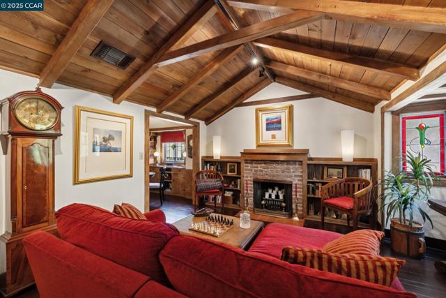 1611 Carmel Dr, Walnut Creek CA: https://media.crmls.org/mediaz/a1bc9aef-e041-4d84-90ce-c056f764a574.jpg