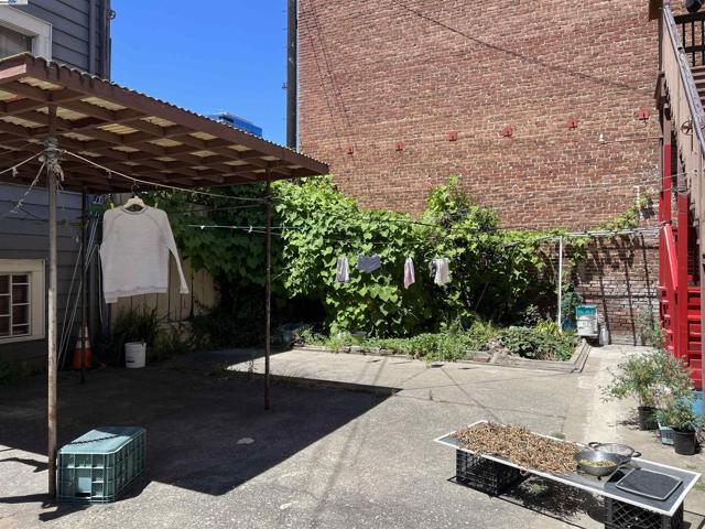 905 Alice St, Oakland CA: https://media.crmls.org/mediaz/a1bcf72a-9cd1-4404-bcfa-831bbb16d1b5.jpg