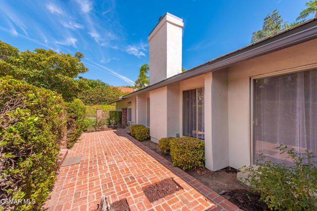 20027 Hiawatha Street, Chatsworth CA: https://media.crmls.org/mediaz/a1bdead7-096f-449f-8e7c-e68810d1c390.jpg