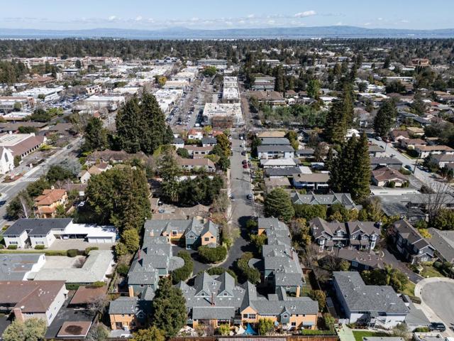 988 Menlo Avenue, Menlo Park CA: https://media.crmls.org/mediaz/a1bf058f-7cb7-45cd-af4a-09a729aa1d67.jpg