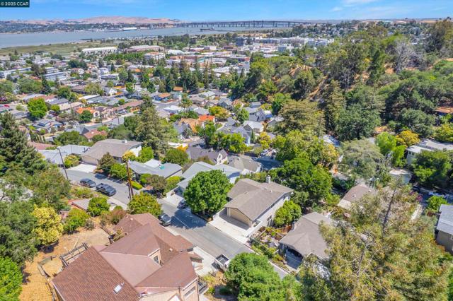 1027 W Arlington Way, Martinez CA: https://media.crmls.org/mediaz/a1bff263-cbf1-454d-8dc2-1864a22229c2.jpg