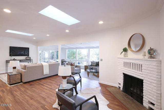 5245 Bubbling Well Lane, La Canada Flintridge CA: https://media.crmls.org/mediaz/a1c00e0a-3cf3-4179-85db-346b15819fb0.jpg