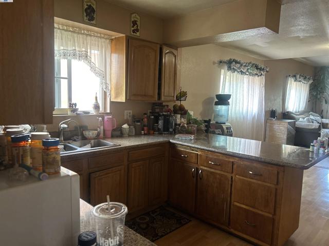 1530 40th Ave, Oakland CA: https://media.crmls.org/mediaz/a1c06998-45fc-43d4-9d3a-2486253fd556.jpg
