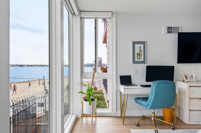 1221 Parker Pl, San Diego CA: https://media.crmls.org/mediaz/a1c24376-4a92-477e-b006-3f7055664f28.jpg