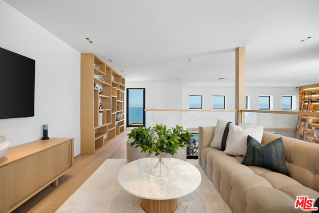 24818 Malibu Road, Malibu CA: https://media.crmls.org/mediaz/a1c27f04-9b72-4196-9cac-cc84927f38cc.jpg