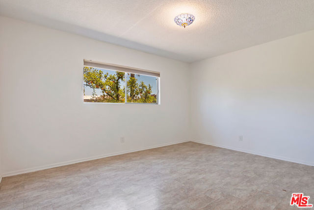 16840 Oak View Drive, Encino CA: https://media.crmls.org/mediaz/a1c2a43c-5661-47e3-9de3-33d7bfad8912.jpg