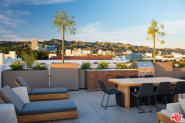 425 N Palm Drive, Beverly Hills CA: https://media.crmls.org/mediaz/a1c2e2a0-6a26-4638-90ed-93dcb9ca2812.jpg