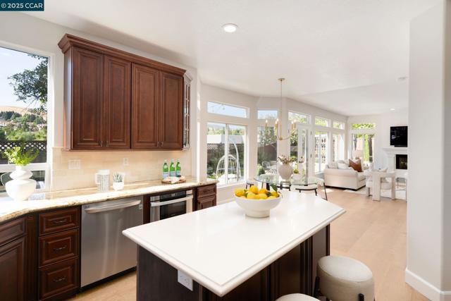 508 Zenith Ridge Dr, Danville CA: https://media.crmls.org/mediaz/a1c57ffb-915e-441e-bbb9-17401ffb36a7.jpg