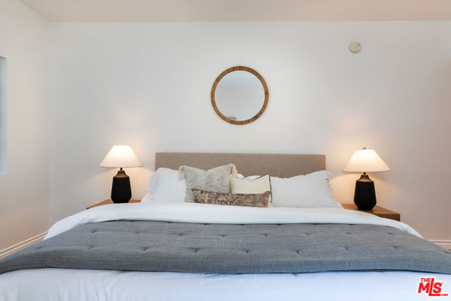17914 Magnolia Boulevard, Encino CA: https://media.crmls.org/mediaz/a1c63030-bbb3-4617-9ac2-ba5a0f8b4f32.jpg