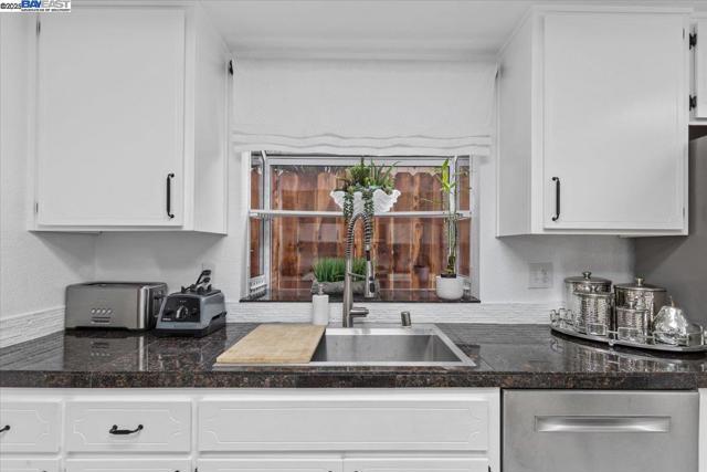 60 W South St, Tracy CA: https://media.crmls.org/mediaz/a1c764e5-53ae-4417-84d0-b951674f9e94.jpg