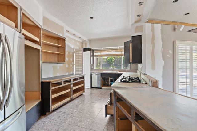 11552 Hillpark Lane, Los Altos CA: https://media.crmls.org/mediaz/a1c8181c-a2e7-4f45-a69f-49a475ec3876.jpg