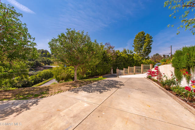 28333 Foothill Drive, Agoura Hills CA: https://media.crmls.org/mediaz/a1ca34f3-88a1-4265-8232-7c1a9a98fabe.jpg