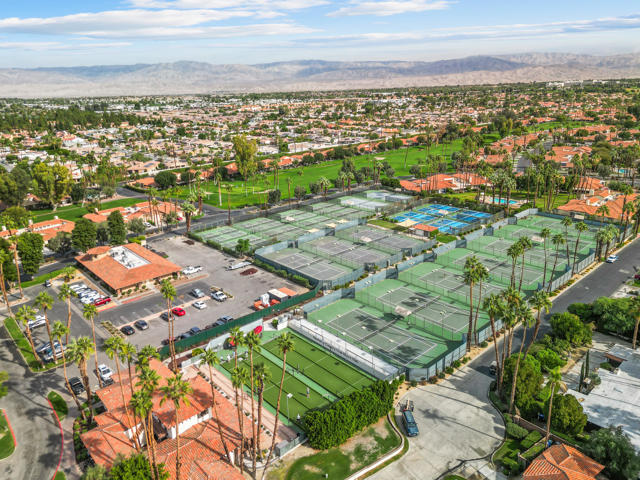 130 Don Miguel Circle, Palm Desert CA: https://media.crmls.org/mediaz/a1cb1113-6c73-4c38-b899-db29dd350962.jpg