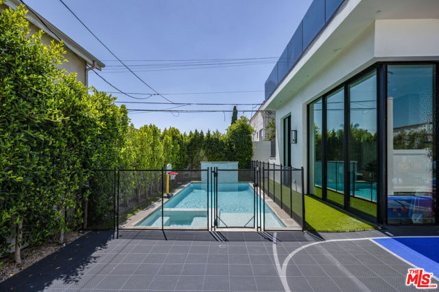 521 N Formosa Avenue, Los Angeles CA: https://media.crmls.org/mediaz/a1cb52db-37d5-48e6-b393-d550c087f20e.jpg