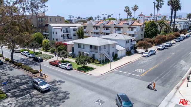231 California Avenue, Santa Monica CA: https://media.crmls.org/mediaz/a1cb8e32-23ea-42c1-a6a7-3bc7783107e6.jpg
